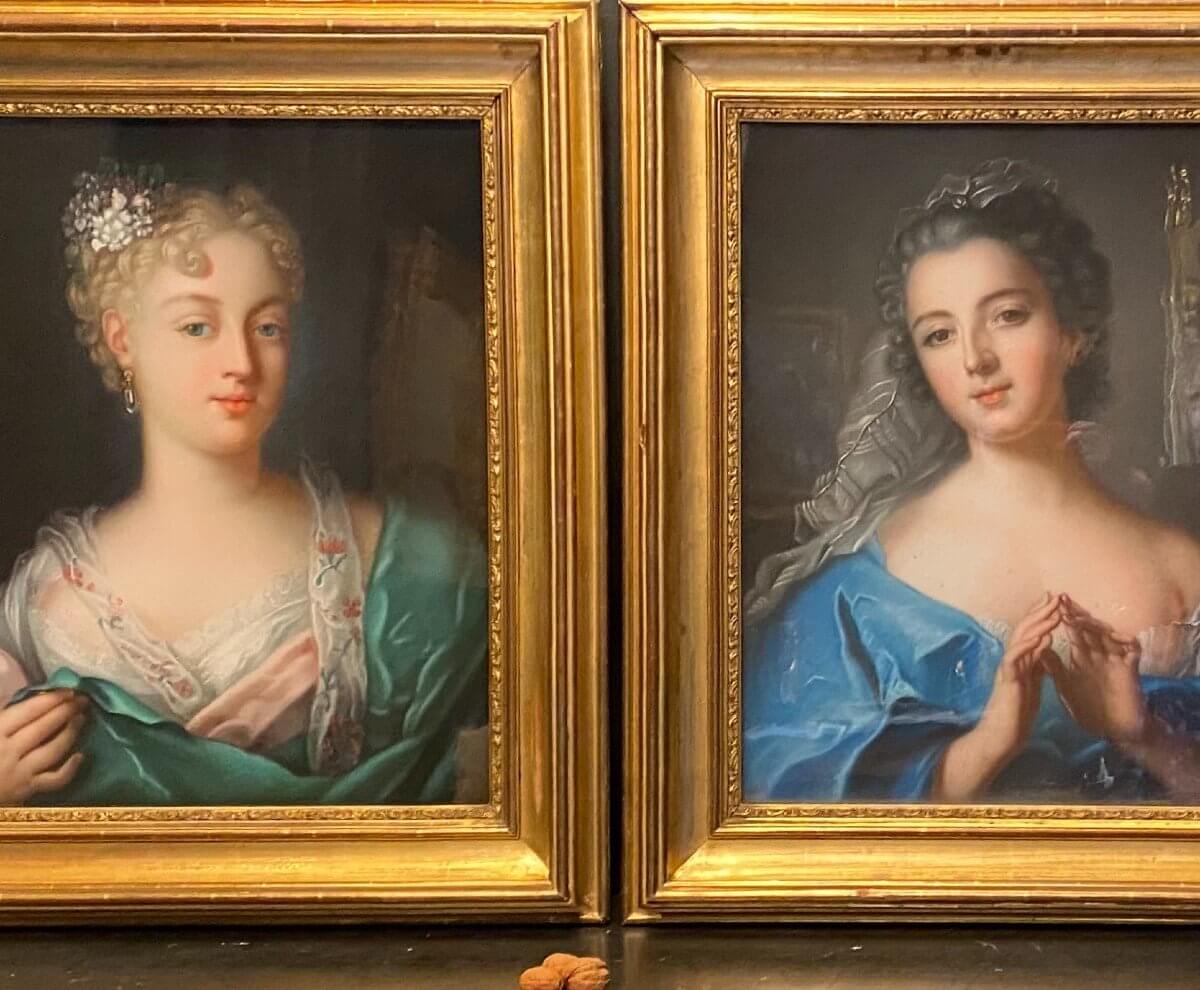 Paire De Pastels, Portraits De Femme, Dans Le Gout De Rosalba Carriera.